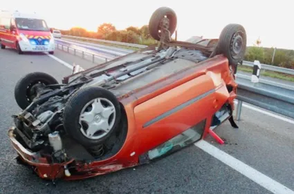 Ombrée d'Anjou. Une voiture finit sur le toit