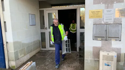 Angers. Nettoyage de la place Molière, retour des commerçants......