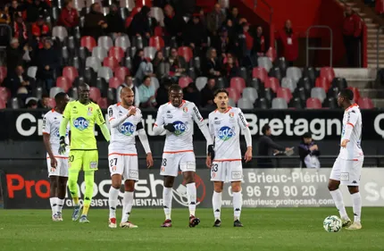 Stade lavallois. Samassa, le seul au niveau... Les notes après...
