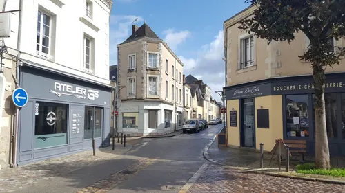 Craon. Brocante, stationnement, commerce en ligne, une commission...
