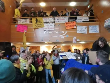 VIDEO. Laval : une centaine d'agriculteurs s'invite dans les locaux...