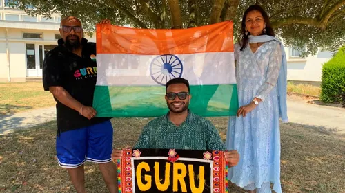 Segré-en-Anjou Bleu. Stars en Inde, ils se produisent sur la scène...
