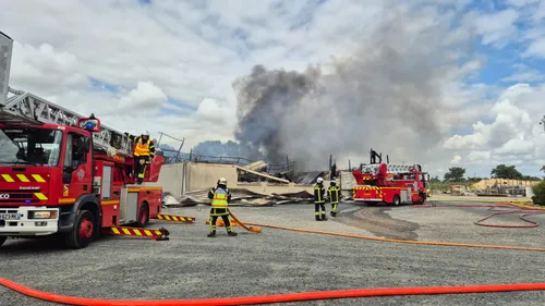 Près d'Andigné. Un bâtiment de 700 m² en feu