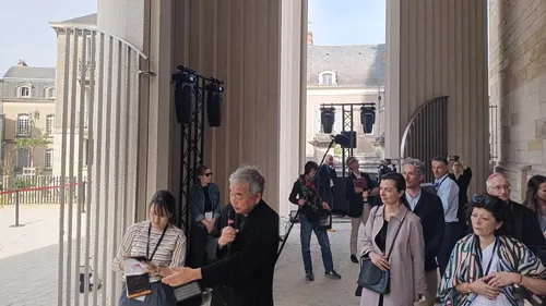 Angers. La galerie de la cathédrale d'Angers, un "projet...