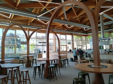 EN IMAGES. A Laval, les commerçants des halles dans les starting...