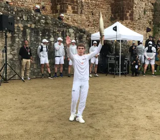 EN IMAGES. La flamme olympique arpente la cité médiévale de...