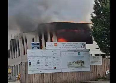 Châteauneuf-sur-Sarthe. La nouvelle mairie ravagée par les flammes