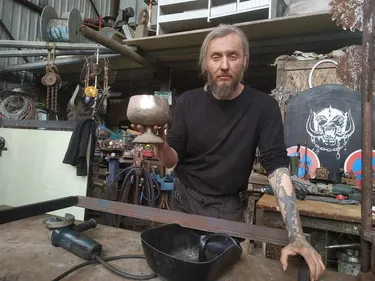 Hellfest : cet artiste segréen refait le décor du festival chaque...