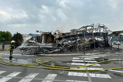 Mort de Nahel : une nuit de violences urbaines à Laval, des tags à...