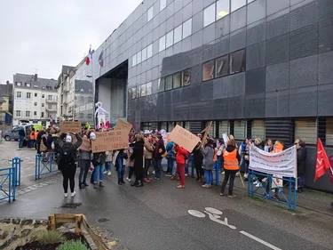 Laval. 200 agents de la Protection de l'enfance manifestent leur...