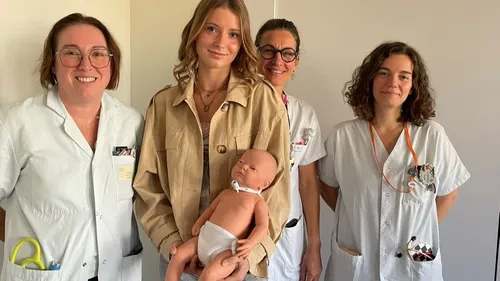 CHU d'Angers. Sœur d'un enfant trachéotomisé, elle remet un...