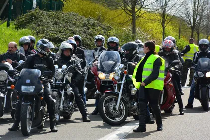 À Angers et Laval, les motards en colère roulent contre le contrôle...