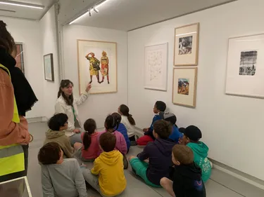 Bécon-les-Granits. Visite du MuMo avec les enfants de l'école...