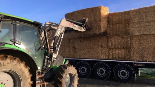 Angers. Un poids lourd perd une partie de son chargement de paille...