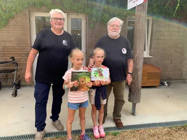 Des jumelles de 9 ans renoncent à leurs cadeaux d’anniversaire pour...