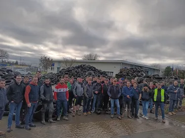 Château-Gontier. Des centaines de pneus déversés devant la...
