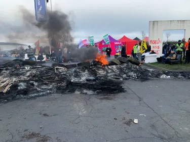 EN IMAGES. L'échange tendu entre les salariés de Michelin et le...