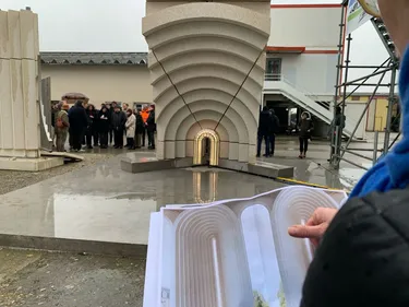 Angers. La galerie contemporaine de la cathédrale Saint-Maurice se...