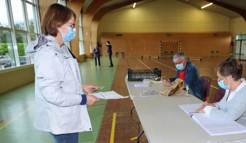 Ambiance bon enfant pour la distribution de masques à Aussillon