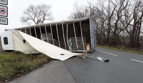 Un poids-lourd renversé sur la D118 en direction de Carcassonne