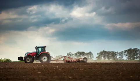 Un homme écrasé par un tracteur