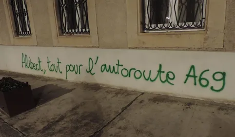 A 69. Des tags anti-autoroute sur les façades de deux mairies...