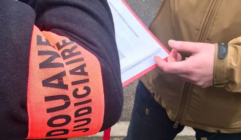 Obus de 20 mm et fusils à canon scié dans son véhicule : les...