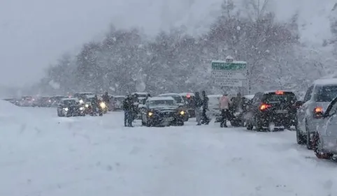 Tempête de neige et automobilistes bloqués : "c'était l'anarchie"...