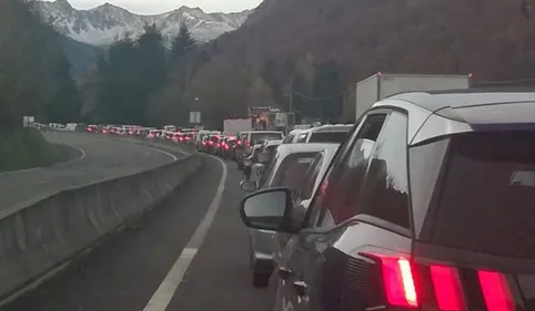 Reconfinement : embouteillage monstre en direction du Pas de la Case