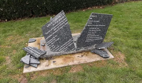 Une plaque commémorant la Résistance saccagée à Carmaux 