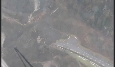 INTEMPERIES - Un énorme glissement de terrain a enseveli la route...