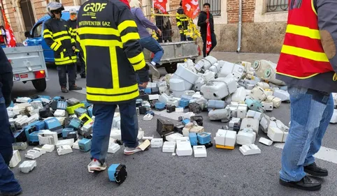 Perpignan : des centaines de compteurs électriques déversés devant...