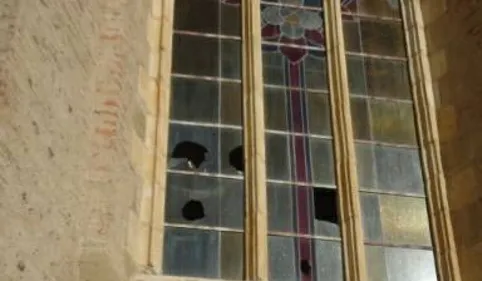 On a brisé des vitraux du monastère de Trie-sur-Baïse !