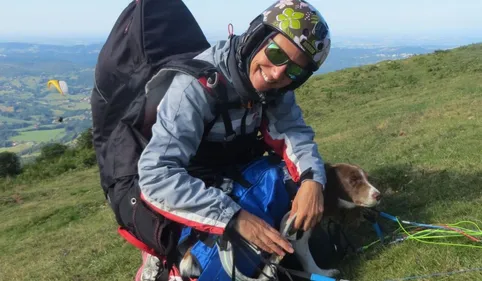 Insolite: elle fait du parapente avec son chien