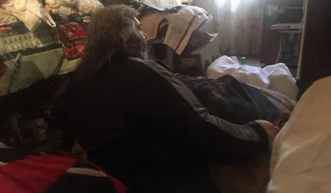 "Mes jours sont comptés", raconte l’homme de 300 kilos coincé dans...