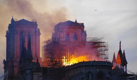 LA FRANCE SE REVEILLE ORPHELINE : NOTRE DAME DE PARIS RAVAGEE PAR...