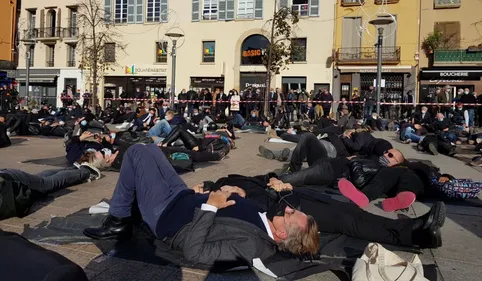 Commerçants et artisans à terre pour dénoncer la mort de leurs...