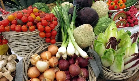 Céret : Des producteurs locaux interdits de marché bloquent son...