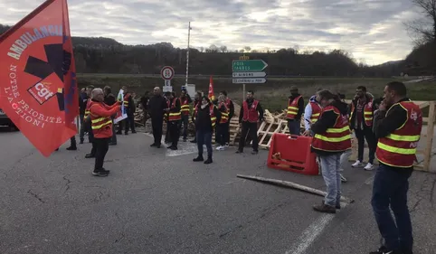 Réforme des retraites. Des grévistes organisent le blocus total de...