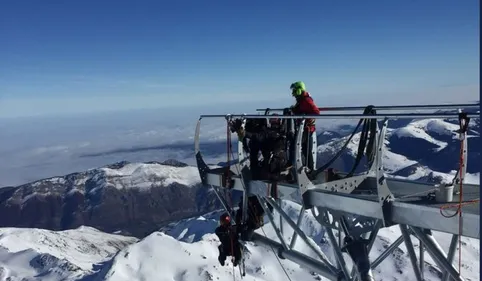 Pic du midi : installation d'un impressionnant ponton à 2.900 m...