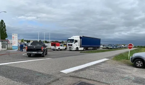 Une cinquantaine de gilets jaunes ont bloqué le groupe Lacroix à...