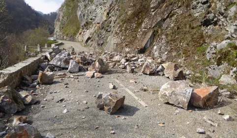 Ariège : un éboulement rocheux coupe la route du Tour de France 