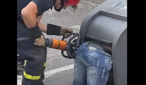 Coincé dans la poubelle : l'intervention à peine croyable des...