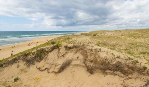 Enseveli après avoir creusé un trou sur la plage, le...