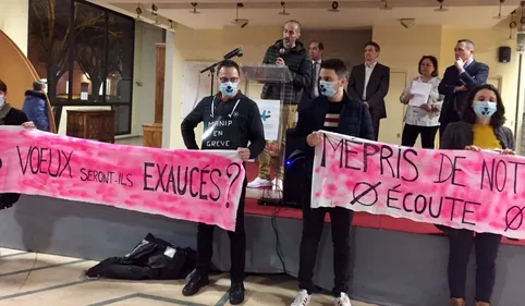 Castres : les grévistes s'invitent aux voeux de l'hôpital