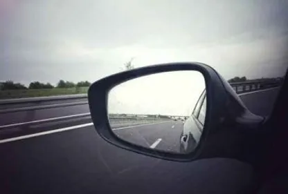 Arnaque au rétroviseur dans le limouxin