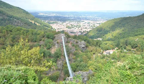 Voyage au dessus du vide : la passerelle de Mazamet est prête !