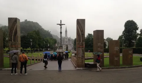 Un individu menaçait-il de s'en prendre aux fidèles à Lourdes pour...