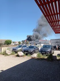 Perpignan : d'épaisses fumées noires visibles dans le ciel après un...
