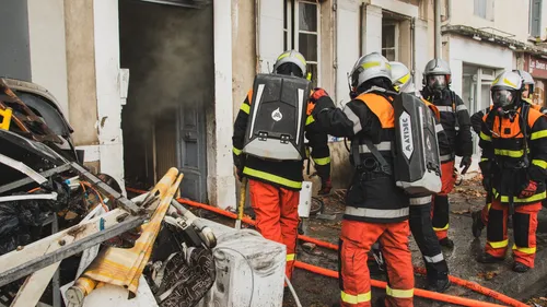 Incendie spectaculaire à Carcassonne : deux pompiers blessés